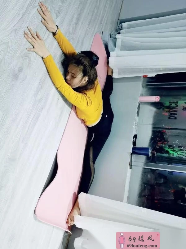 一字马丝袜小妖精樱子 - 广东-深圳 楼凤实拍第3张