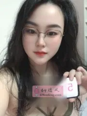 上海 - 浦东新区 宅男福利推荐：浦东吊钟乳眼镜妹 实景