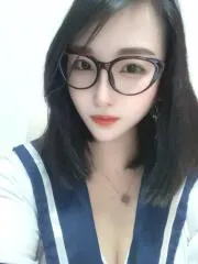 温温柔柔的眼镜妹 真实工作室环境 (地点：安徽 - 合肥)