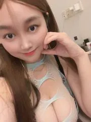 美胸巨乳允儿 真实工作室环境 (地点：广东 - 深圳)