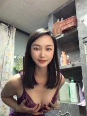 风情万种小少妇 真实工作室环境 (地点：江苏 - 南京)