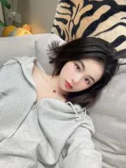 身材纤细短发御姐老师 现场拍摄照片 (广东 - 广州)