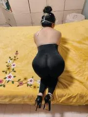 撞击大臀熟女 真实工作室环境 (地点：江苏 - 南京)