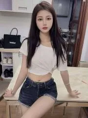 清纯甜美颜值嫩妹 真实工作室环境 (地点：广东 - 深圳)