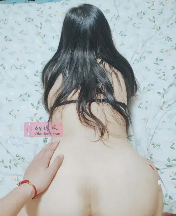 肥臀性感熟女姐姐 真实工作室环境 (地点：上海 - 徐汇区)