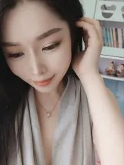 龙华风骚肥臀小妮 真实工作室环境 (地点：广东 - 深圳)