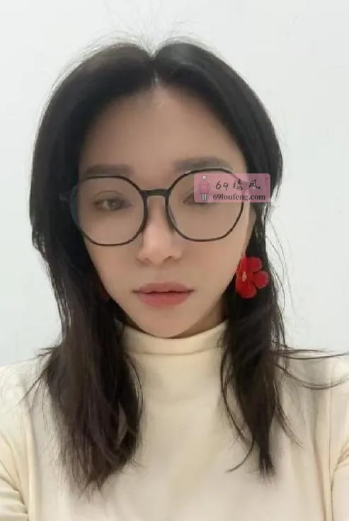 戴眼镜的大胸骚货 - 浙江-杭州 楼凤实拍第4张