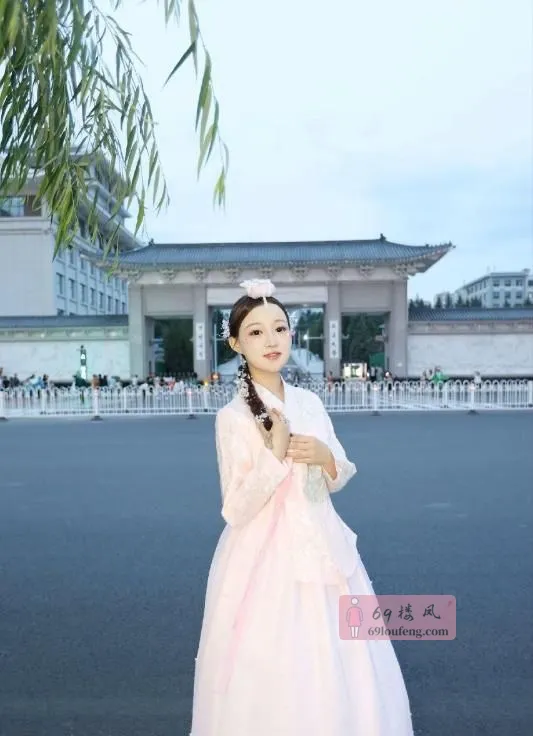 居家大奶妹 - 江苏-南京 楼凤实拍第3张