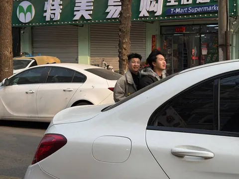 北长路这一条路以及周边都有是那种小店的玻璃门 地铁口小姐 天津