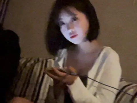 街边卷帘门开了小门的都是 地铁口小姐 四川-南充