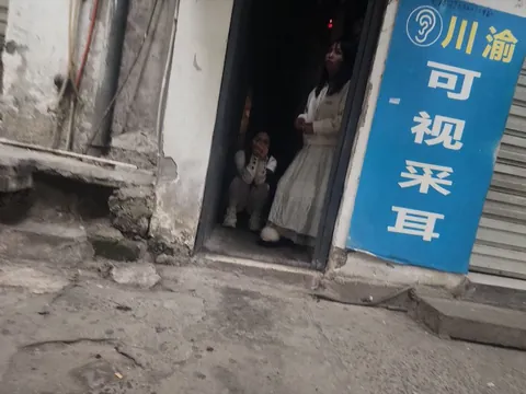 渝北区龙溪镇武陵路126号 地铁口小姐 重庆