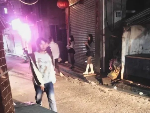 观澜松元厦地铁站附近观澜松元厦这个区 暗巷偷拍 广东-深圳