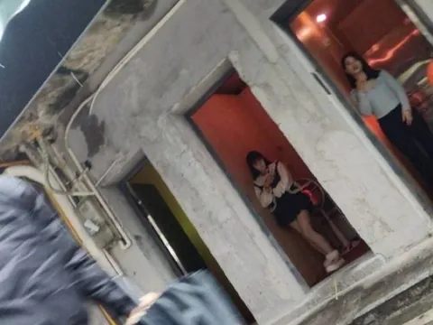 玉兰路b巷中间极品 湖南-长沙 狼友扫街偷拍