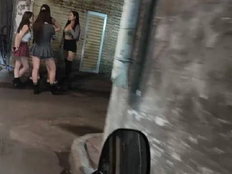 城中村扫到了个奶香四溢的小嫂子 - 广东-佛山 快餐扫街实拍