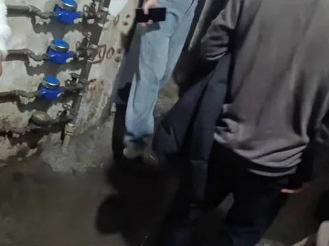 虹梅南路怹阻路往西150米两边有几个 暗巷偷拍 上海-闵行区