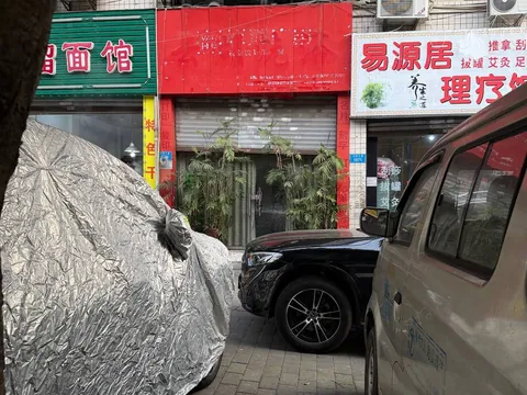 重庆 兴科路附近易源居理疗左边这个也是这边 站街女实拍图