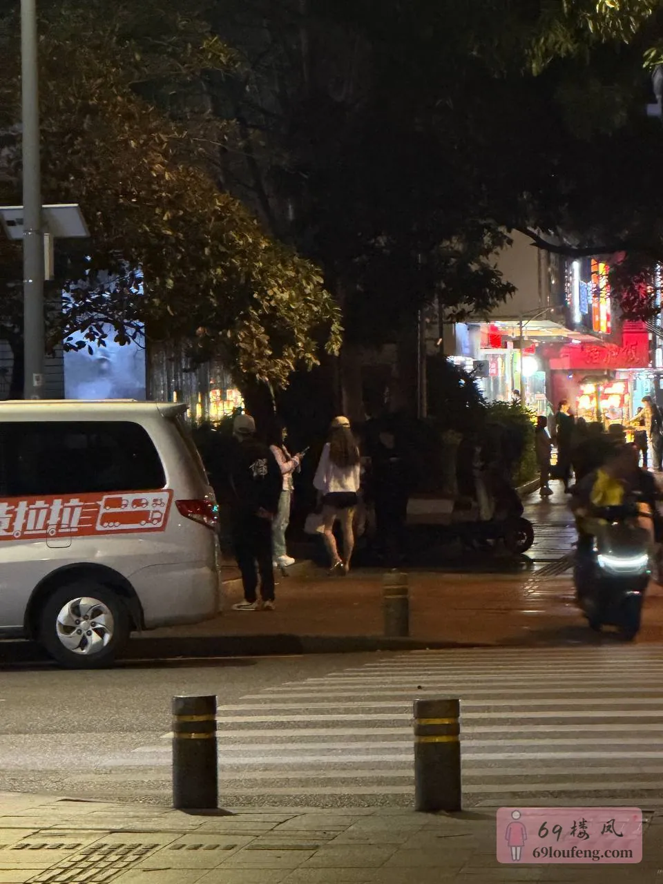 罗湖湖贝地铁站A出口站街女出来了就是现在 - 广东-深圳 楼凤实拍第1张