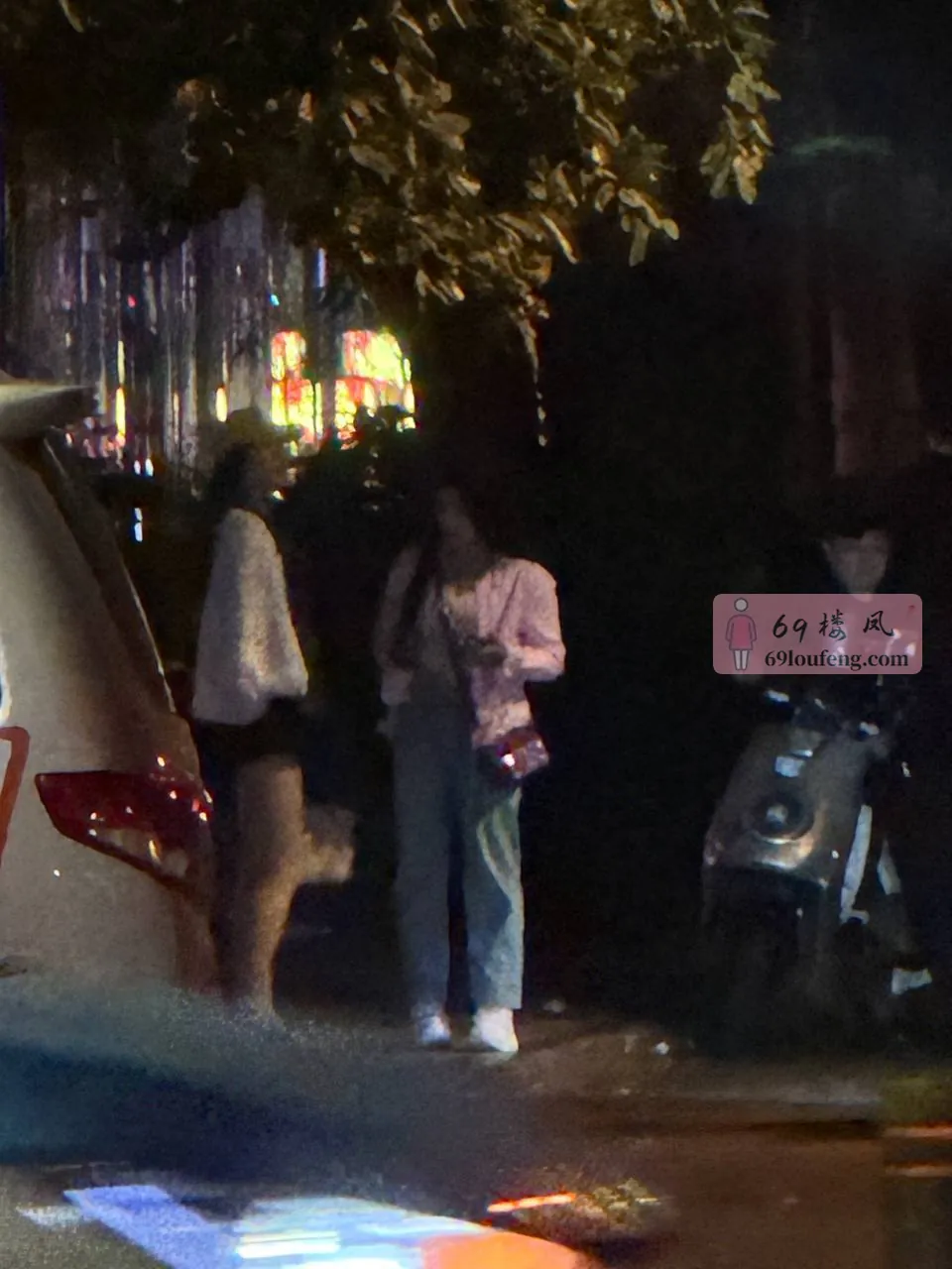 罗湖湖贝地铁站A出口站街女出来了就是现在 - 广东-深圳 楼凤实拍第2张