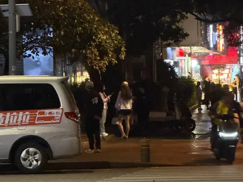 罗湖湖贝地铁站A出口站街女出来了就是现在 暗巷偷拍 广东-深圳