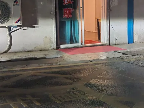 文靖路与北沿路交叉口附近，几家足疗店。 江苏-南京 快餐服务实景图