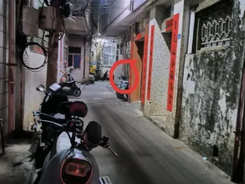 书场村精神小妹出来摆摊 巷子实拍 海南-海口
