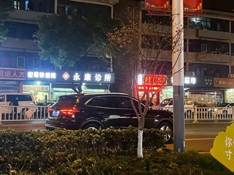 江苏-无锡 春雷永康诊所后面巷子 站街女实拍图