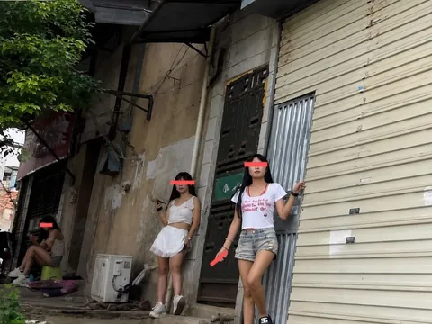 有好几个20多岁的妹子 暗巷偷拍 湖南-怀化