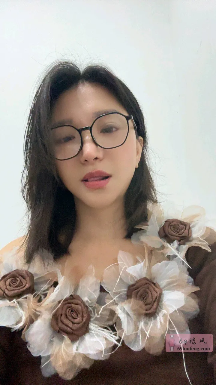 戴眼镜的大胸少妇 - 浙江-杭州 楼凤实拍第2张