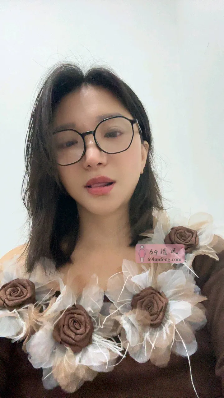 戴眼镜的大胸少妇 - 浙江-杭州 楼凤实拍第1张