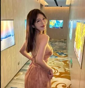 北京 - 朝阳区 楼凤圈口碑推荐：朝阳极致反差水多眼镜妹 照片