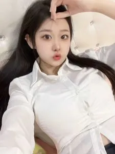 邻家气质小骚货 真实工作室环境 (地点：江苏 - 徐州)