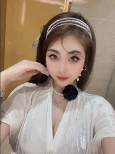 火辣身材御姐 真实工作室环境 (地点：辽宁 - 大连)