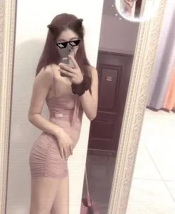 翘臀性感长腿骚女 真实工作室环境 (地点：江苏 - 南京)