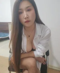 梅花园长发少妇 真实工作室环境 (地点：广东 - 广州)