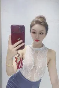 妩媚性感芙冷冷 真实工作室环境 (地点：江苏 - 苏州)