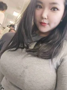 昆明巨乳小楼 真实工作室环境 (地点：云南 - 昆明)