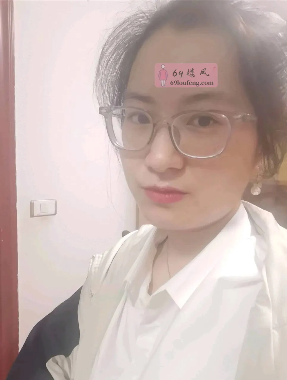 眼镜熟女兼职制服超多 - 新疆-喀什地区 楼凤实拍第1张