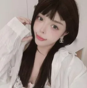 雨花区纯欲性感大胸美女 真实工作室环境 (地点：湖南 - 长沙)