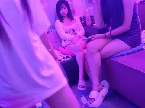 常熟河东街很容易看到晚上去了红灯亮起的按 江苏-苏州 按摩小店实拍