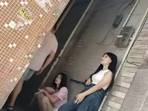 龙岗双龙地铁站走几百米东山村天黑后有年轻 广东-深圳 快餐服务实景图