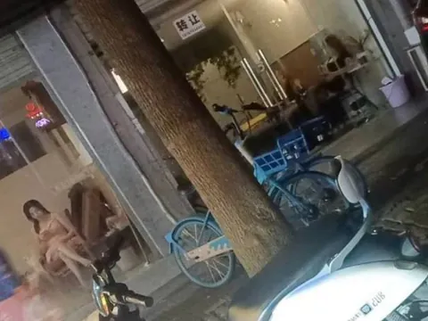 荣华街店里白嫩的小嫂子 巷子实拍 湖北-武汉