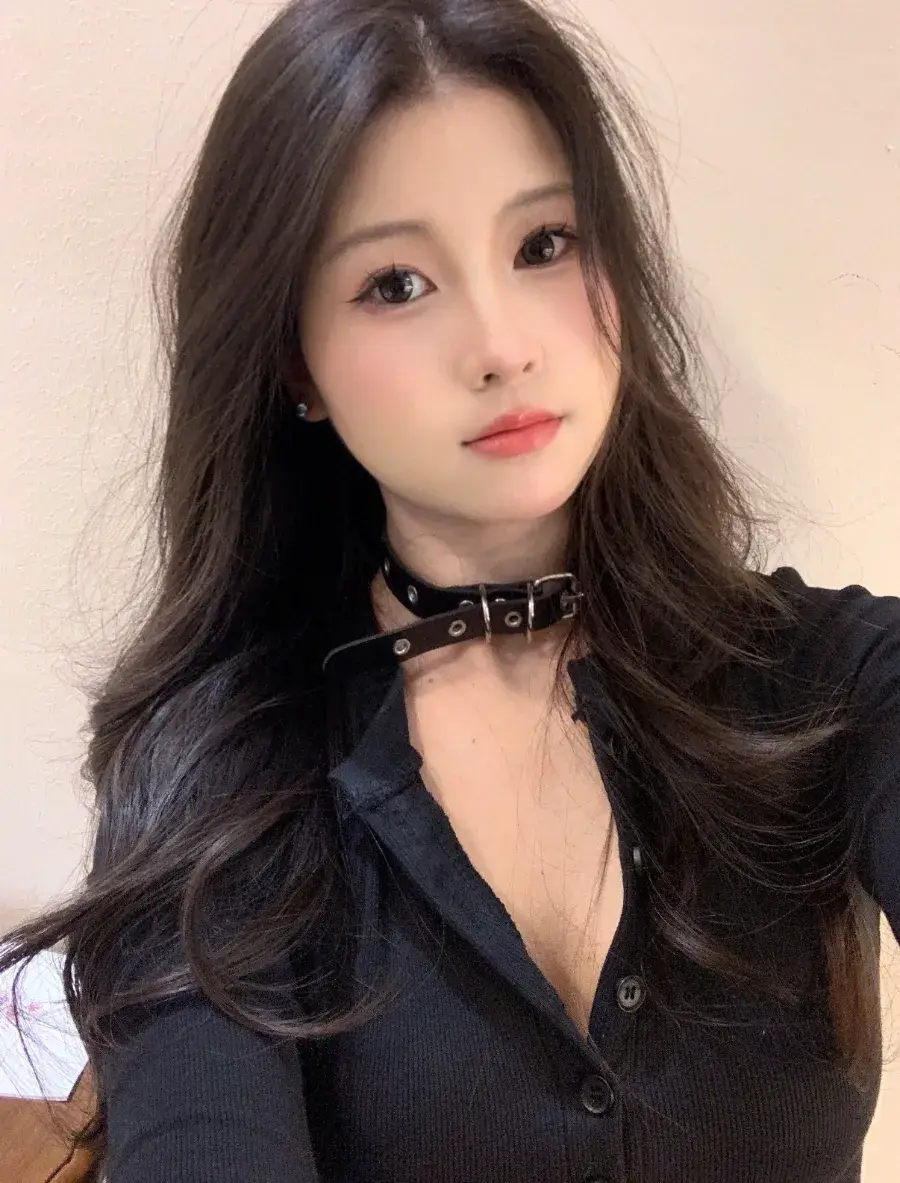 广州性感小妹 真实工作室环境 (地点：广东 - 广州)