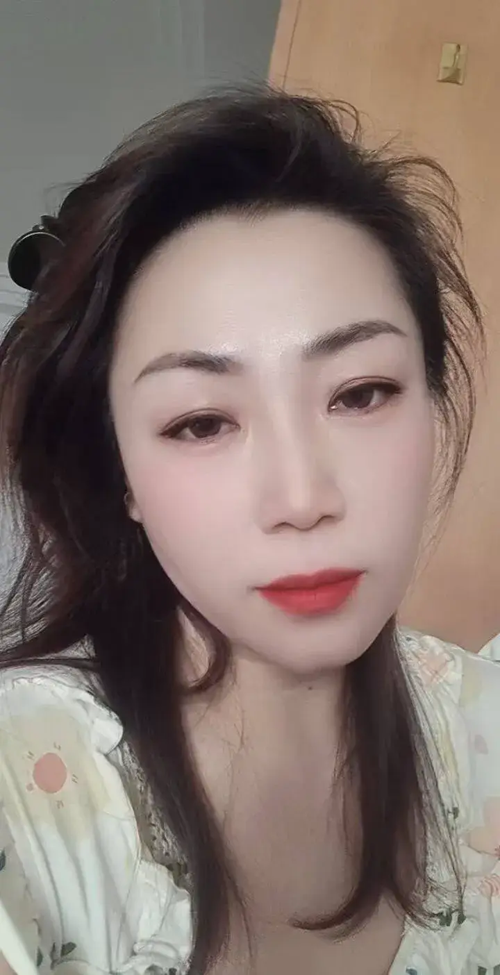 百花公园香香少妇 真实工作室环境 (地点：山东 - 济南)