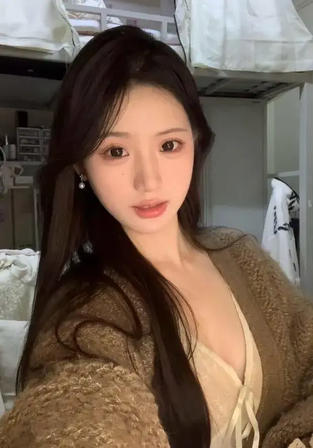 天津 - 南开区 宅男福利推荐：小嫩妹刚毕业很漂亮 实景