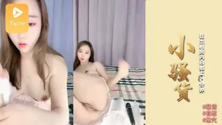 91视频官方收录：小骚货在出租房内自慰上10分钟