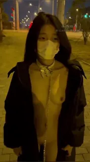 7aiTV题材必看：#主播 推特网红福利姬【小雨绵绵&苏幸】美少女与御姐各种车库和马路上全裸露出被牵着狗链一直爬最后一直猛插自慰到高潮1 封面图