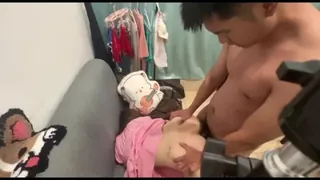 91社区热议作品：肌肉壮硕体育生，约炮身材超好校花学妹，学妹被操的惨叫连连，声音颜值都 实拍