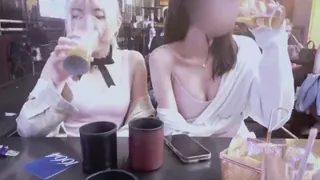 查看 俩少妇路边摊喝酒！对着闺蜜大奶疯狂揉捏这是出来钓鱼的吧胆子真大 的详细介绍与播放