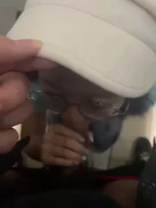 91视频推荐：公共厕所应急颜射眼镜娘 手机在线播放