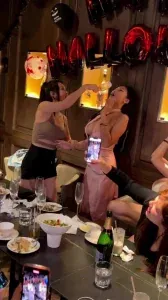 查看 顶级富人圈泄密，上海顶级会所名媛盛宴，富哥们会所嗨完直接带回酒店啪啪 的详细介绍与播放